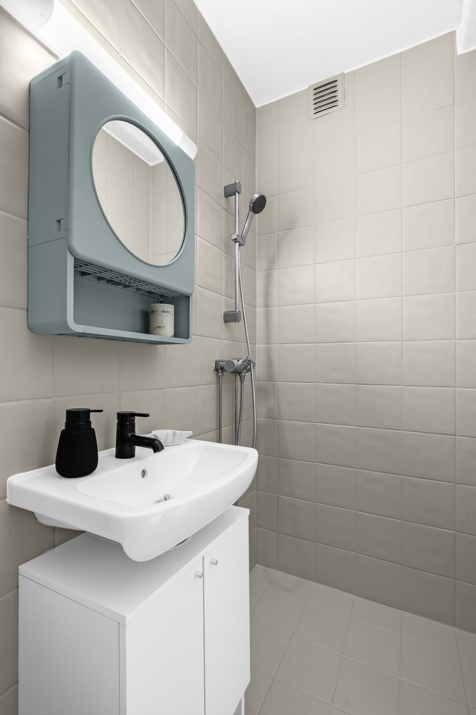 Badet har gulvvarme og ny lampe montert av elektriker i 2026.