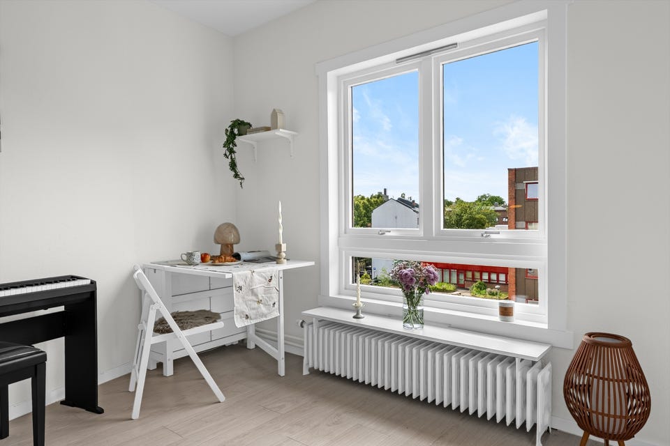 Store vindusflater som slipper inn rikelig med naturlig lys.