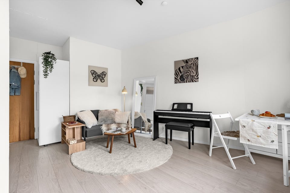 Nymalte overflater og en flott 1-stavs laminat på gulvet skaper en lys, moderne og innbydende atmosfære.