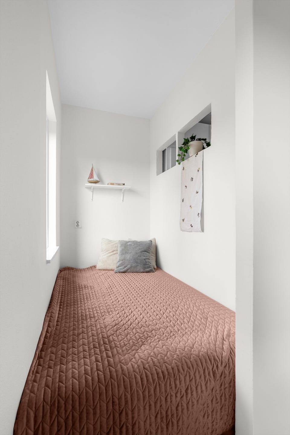 Alkoven har plass til en 1.20x2m seng, i tillegg til hyller for praktisk oppbevaring og dekor.