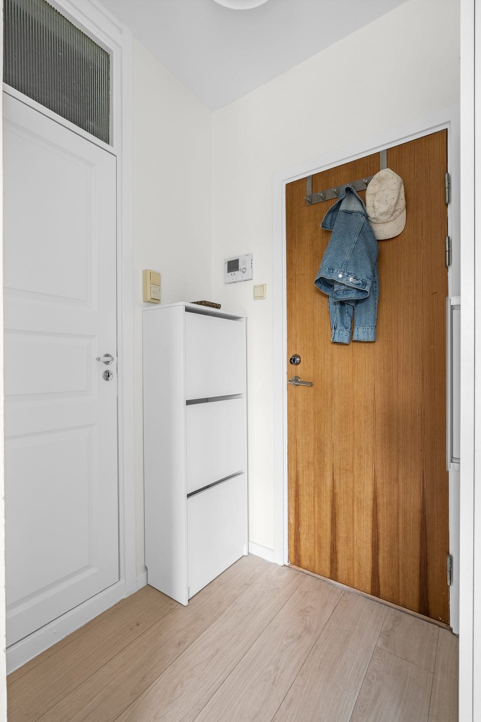 Innbydende gang med plass til oppheng til jakker, skohyller og stort garderobeskap.