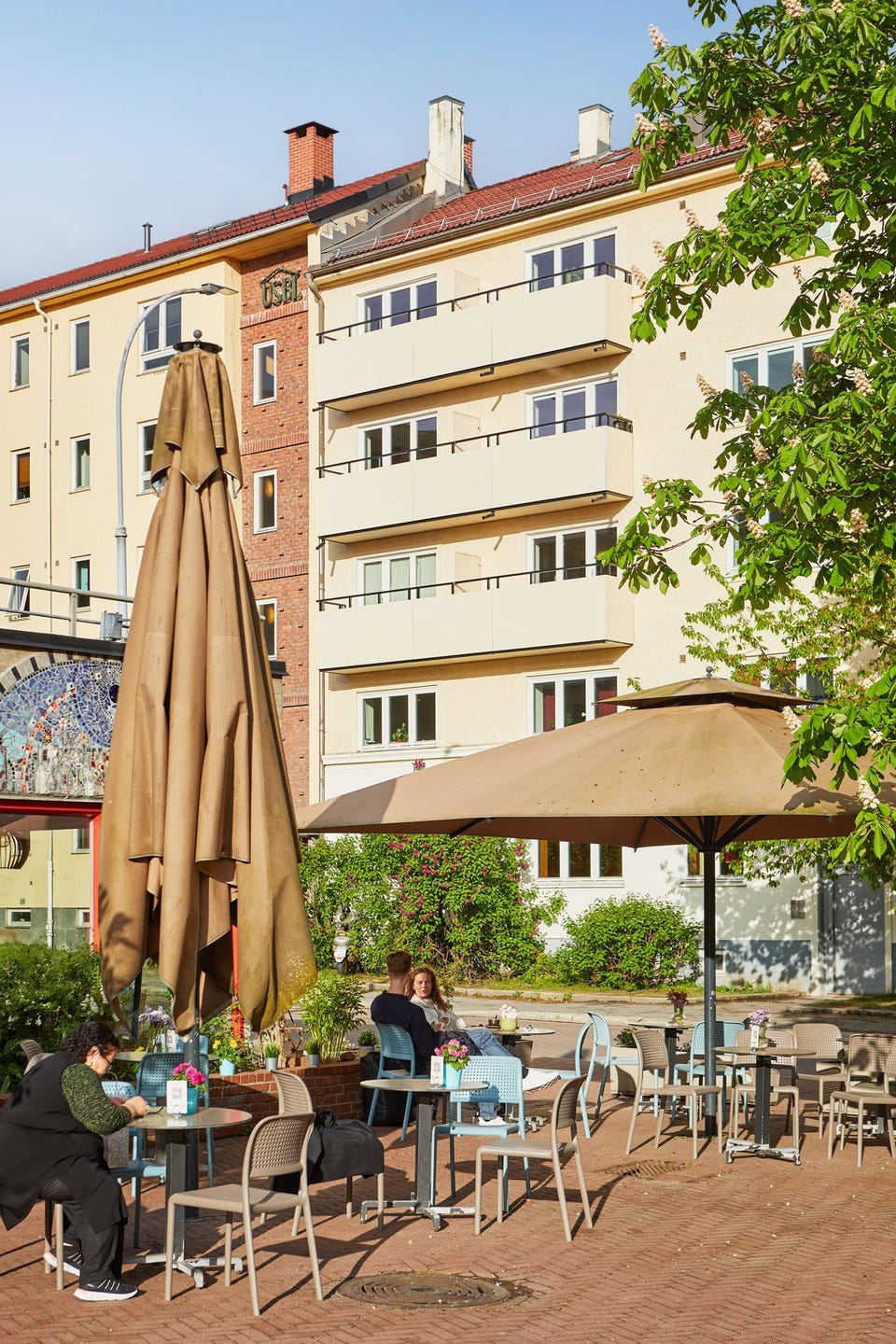 Rett utenfor leiligheten finner du populære Nazar café-bar.
