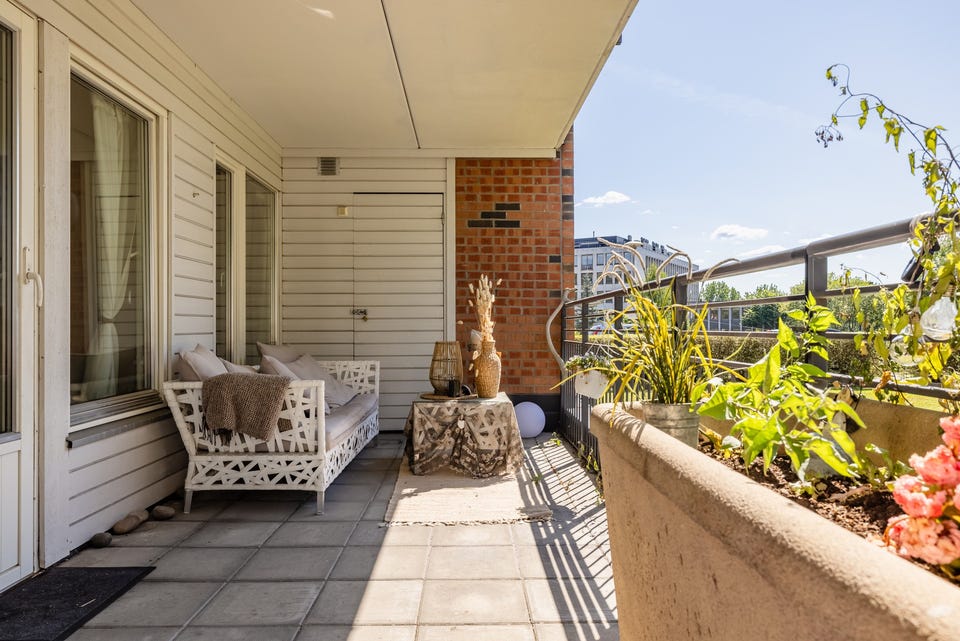 Fra stuen er det utgang til solrik sydvestvendt terrasse på ca. 14m².