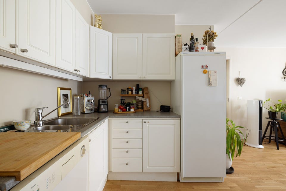 Innredningen har lyse profilerte fronter og laminert benkeplate med nedfelt oppvaskkum. Praktisk med belysning under overskapene.
