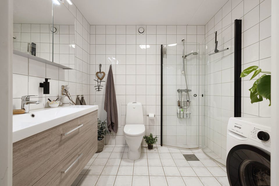 Leiligheten har et lyst og moderne baderom fra byggeåret 2005. Baderommet har lyse fliser på gulv og vegger, elektrisk gulvvarme og mekanisk avtrekksventilasjon.