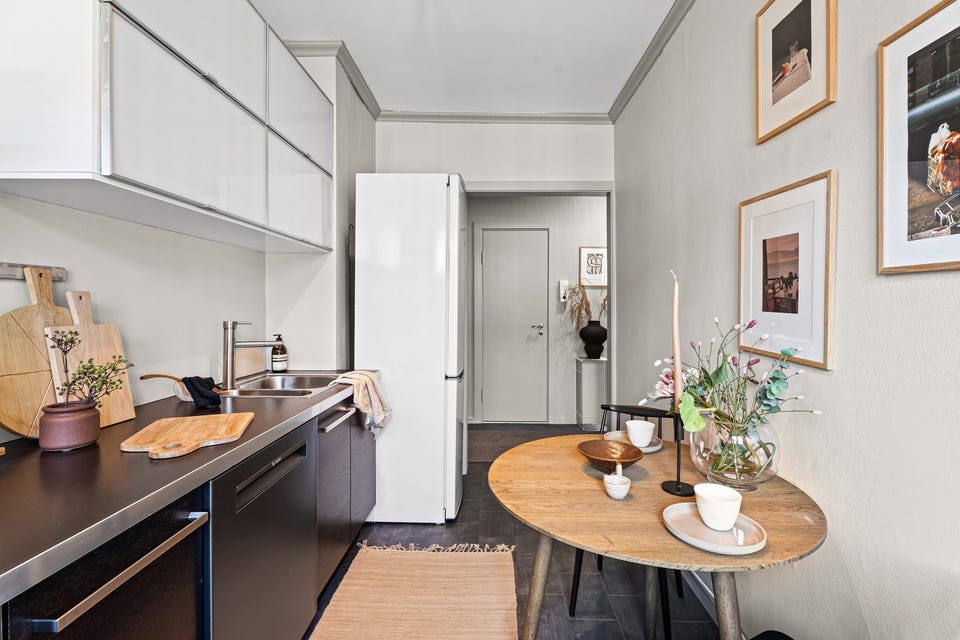 Kjøkkeninnredning består av glatte fronter og benkeplate av laminat.