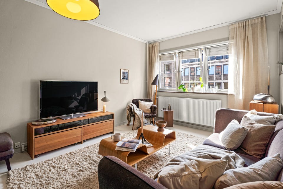 Store vindusflater slipper inn rikelig med naturlig lys, og skaper en luftig og god romfølelse.