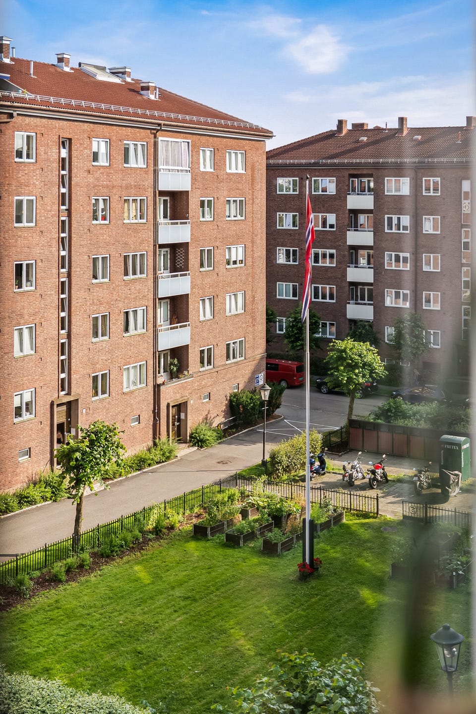 Hyggelig utsyn mot bakgården.