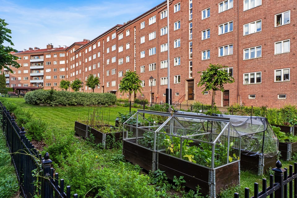 Borettslaget har en flott opparbeidet bakgård med grønne plener og sosiale soner.
