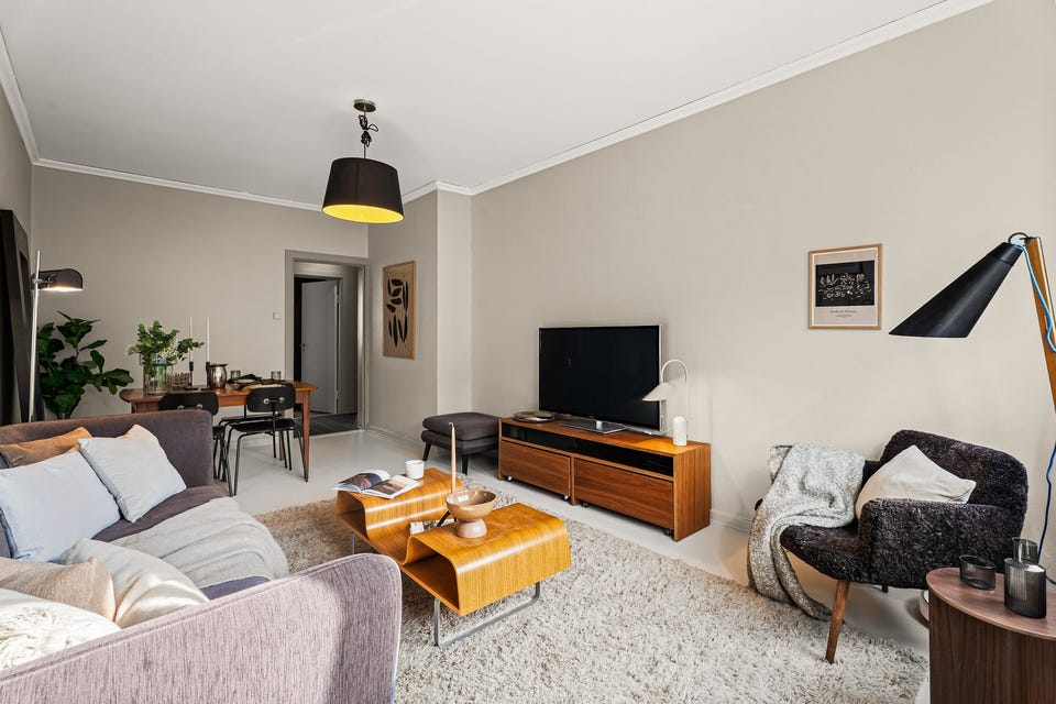Det er gode møbleringsmuligheter, med plass til sofagruppe med tilhørende møblement, tv-seksjon og spisebord.