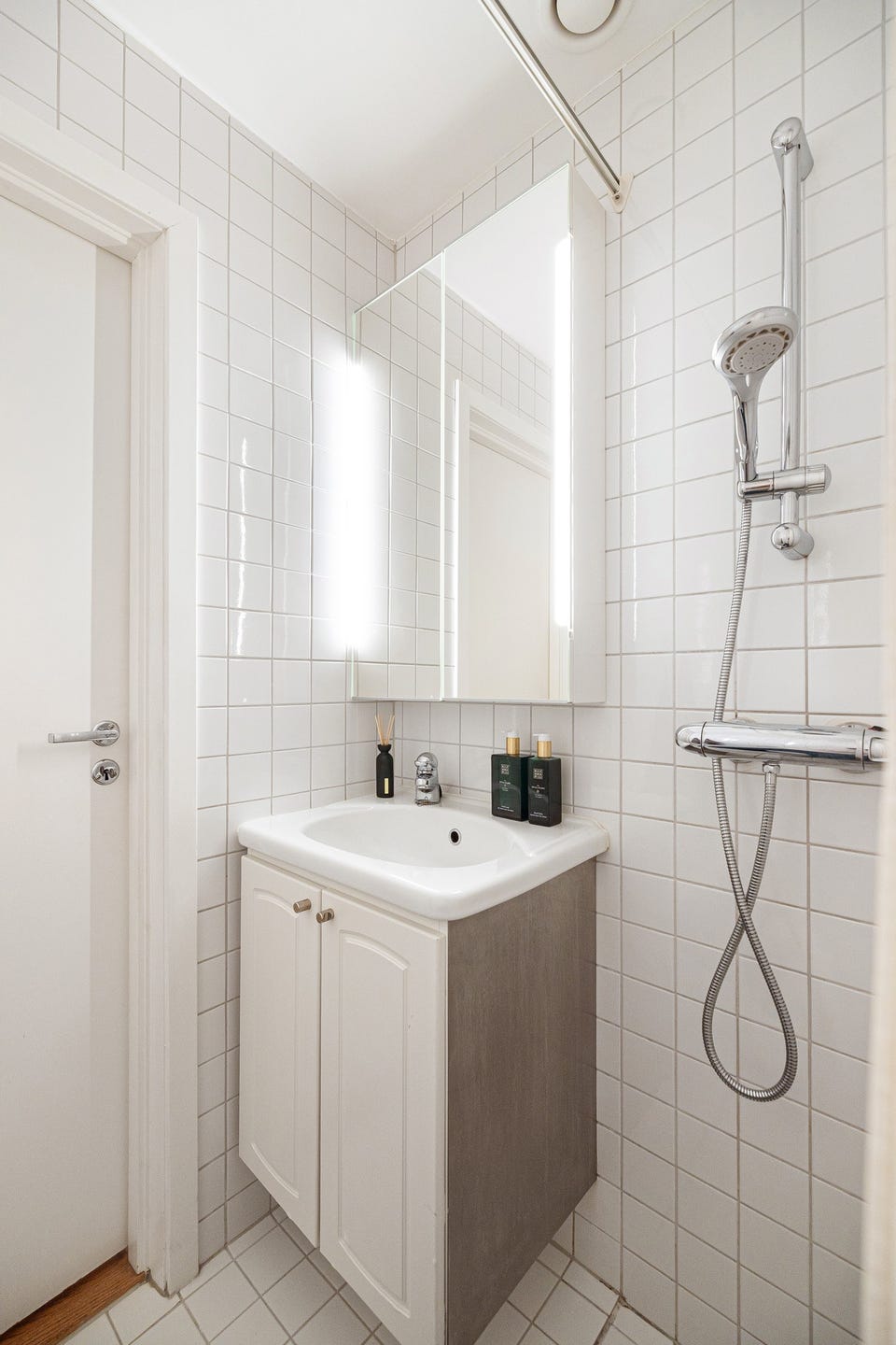 Ellers er badet utstyrt med vegghengt servantinnredning, ovenpåliggende servant med