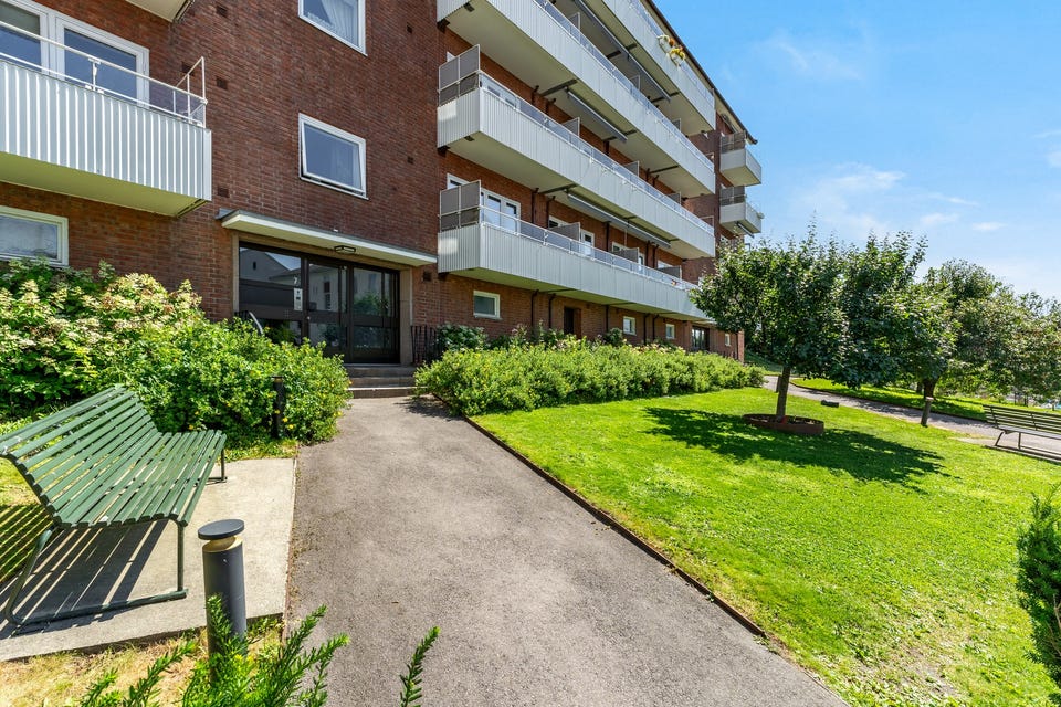 Leiligheten ligger i grønne omgivelser. Det er flott utsikt både fra leiligheten og balkongen.