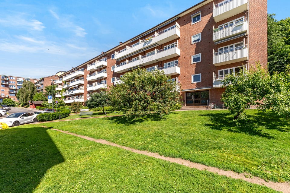 Bygget har kanskje den beste interne plasseringen i det populære borettslaget. Her bor du tilbaketrukket og skjermet til, med vestvendt utsikt.