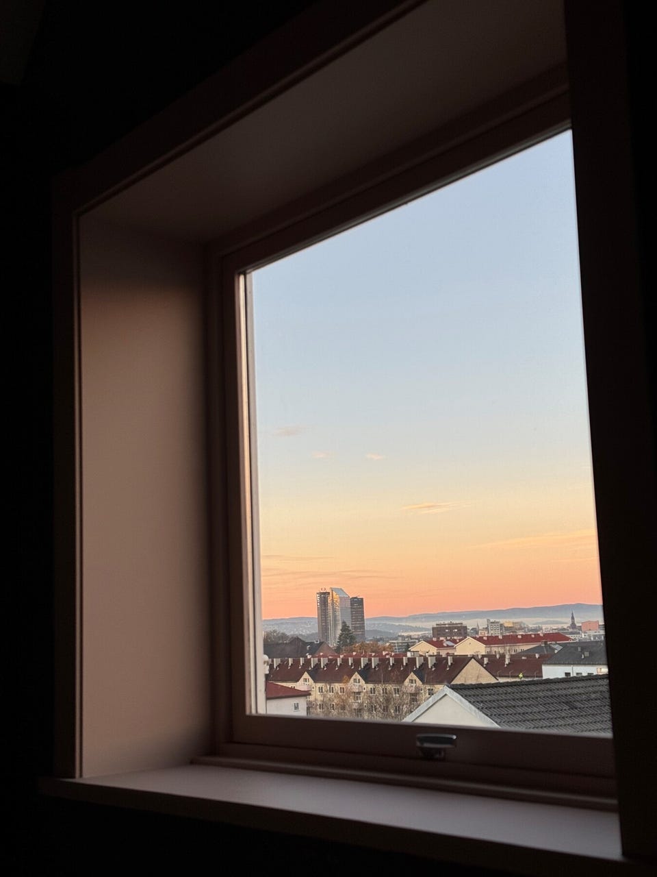 Selgers egne bilder, tatt fra soverom. Her kan man nyte fin utsikt og flotte solnedganger, sommer som vinter.