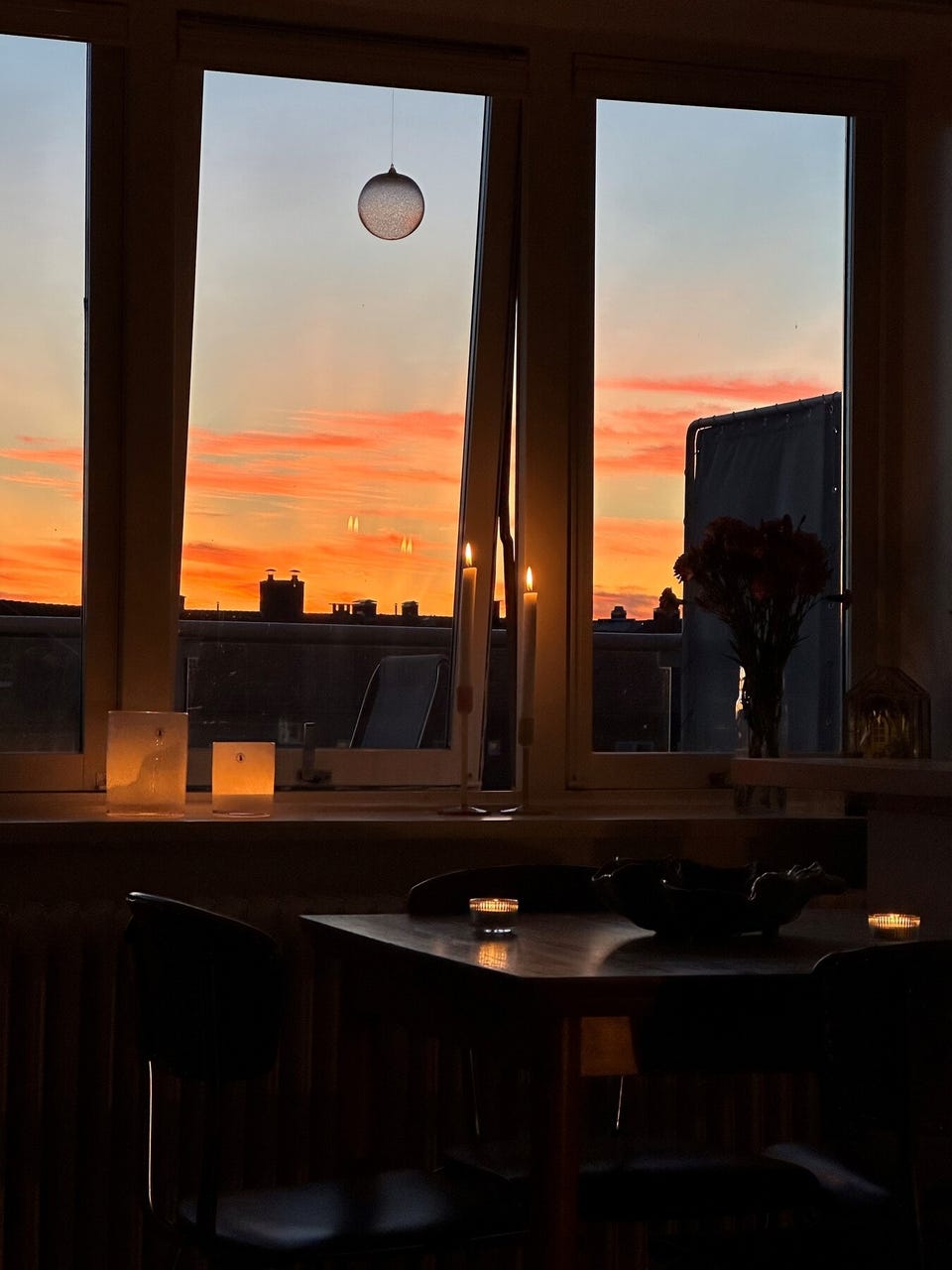 Selgers egne bilder, tatt fra stue. Utsikt med vakker himmel.
