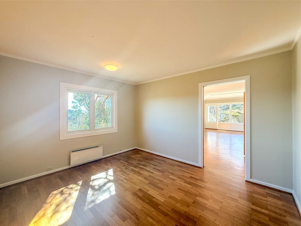 Dining room between the kitchen and main living room.