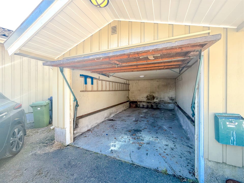 Garage with space for one car
