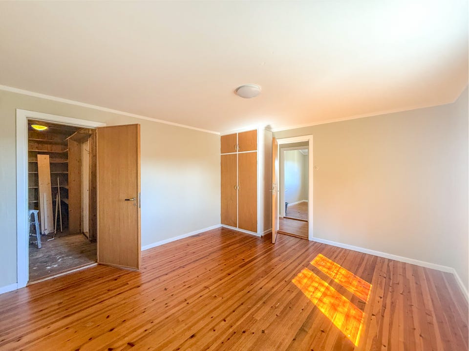 Passage to storage and shower room.