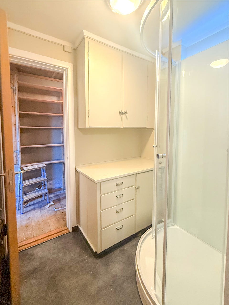 Shower room on the lower floor