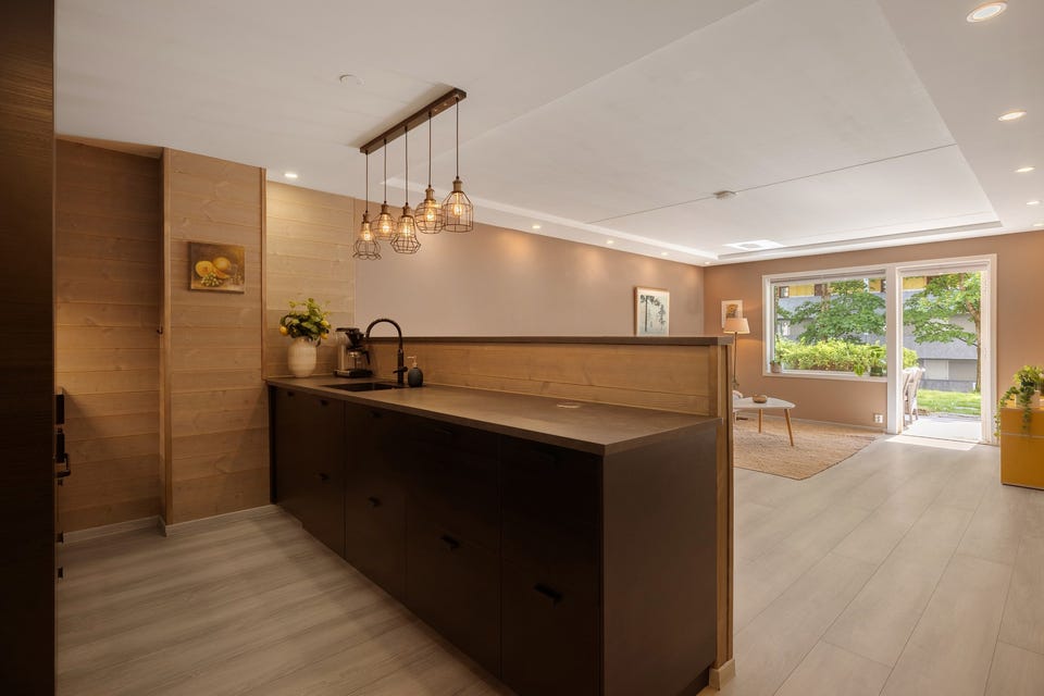 En stilren og innholdsrik 4-roms med god standard og to terrasser på totalt ca. 22m².