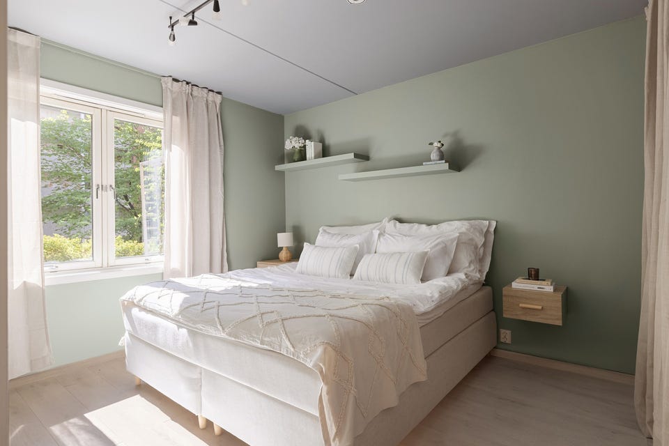 Soverommet har god standard med moderne enstavs laminat på gulv og glatte overflater malt i en nydelig grønnfarge.