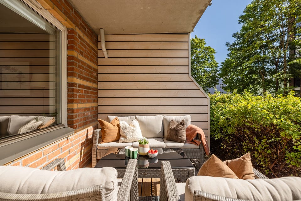 Terrassen er delvis overbygd og har terrassebord fra 2023 på gulv.