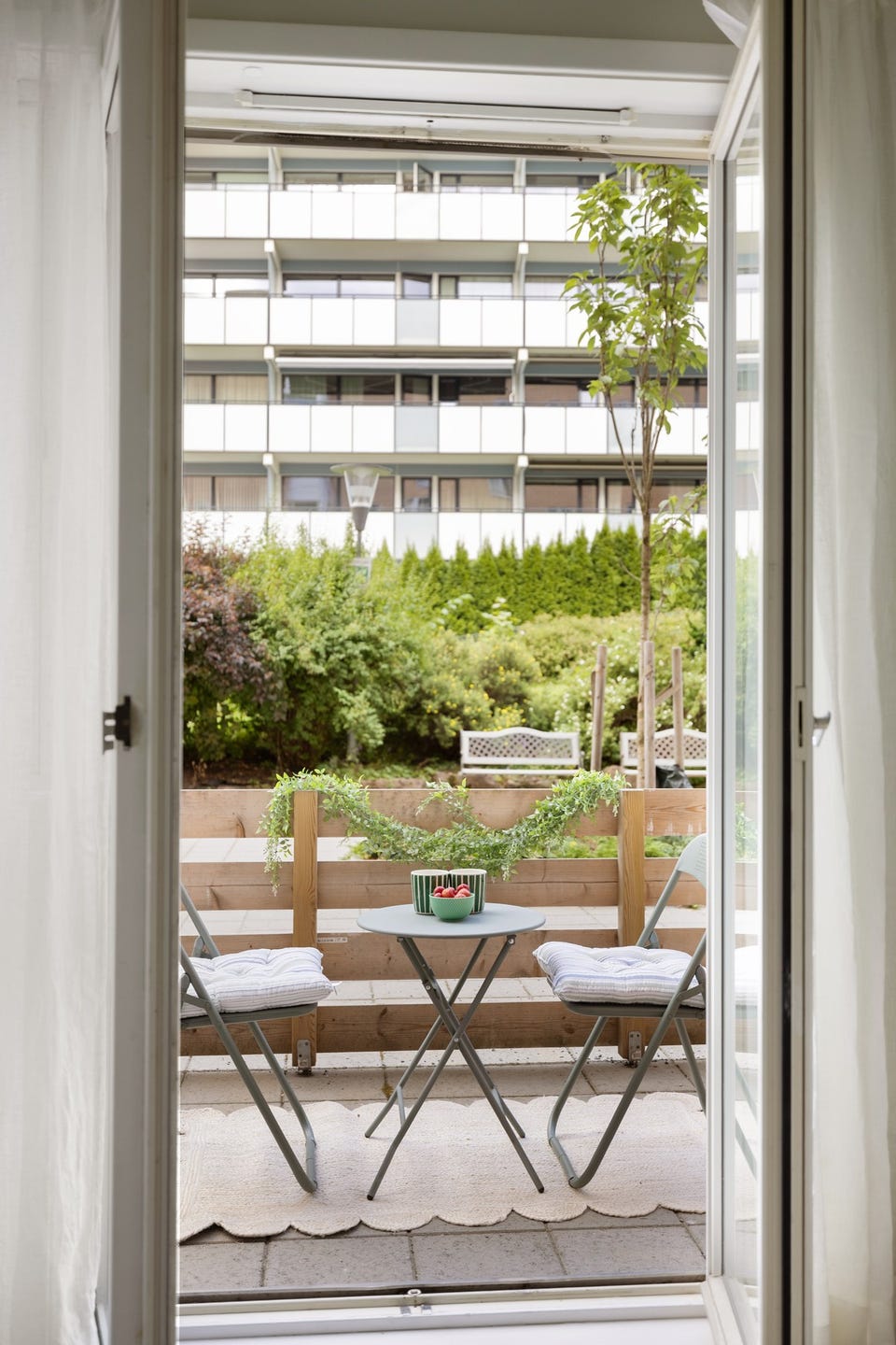 Fra soverommet er det utgang til nordøstvendt terrasse på ca. 6m².