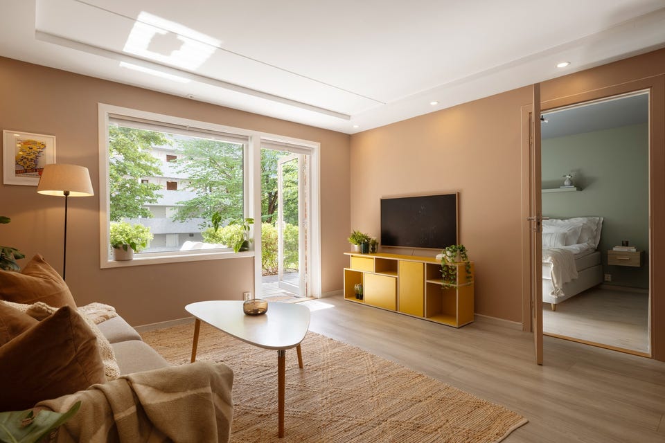 Stuen har god standard med moderne enstavs laminat på gulv, deilig gulvvarme, glatte overflater malt i en fin varm farge og downlights i himlingen.