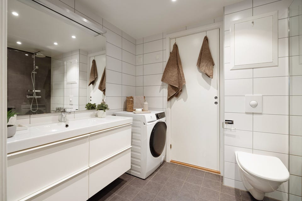 Leiligheten har et lyst og lekkert baderom fra 2017. Badet ble pusset opp i regi av sameiet.