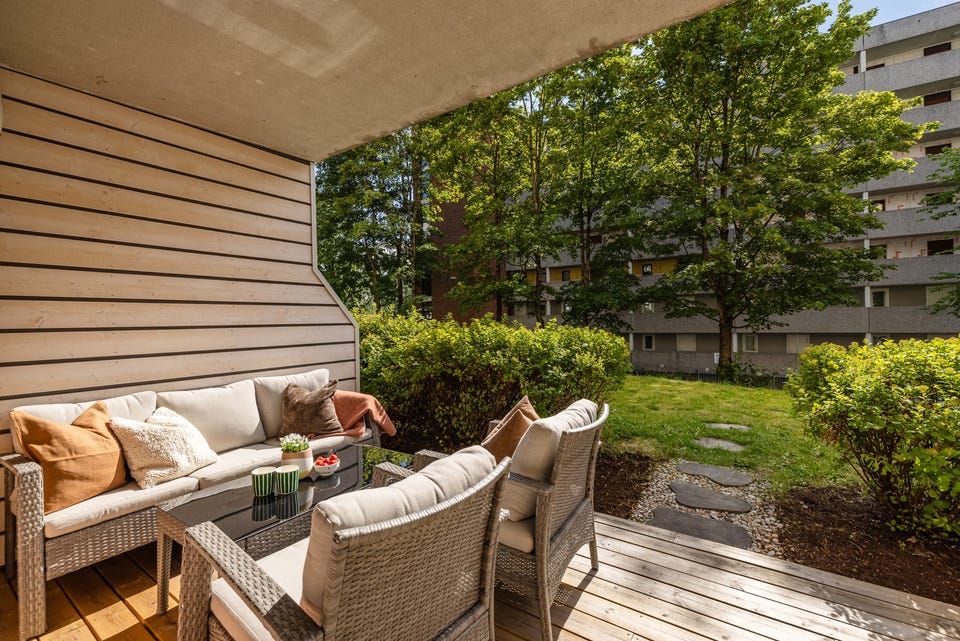 Fra stuen har du utgang til en stor, flott og solrik sydvestvendt terrasse på ca. 16m².