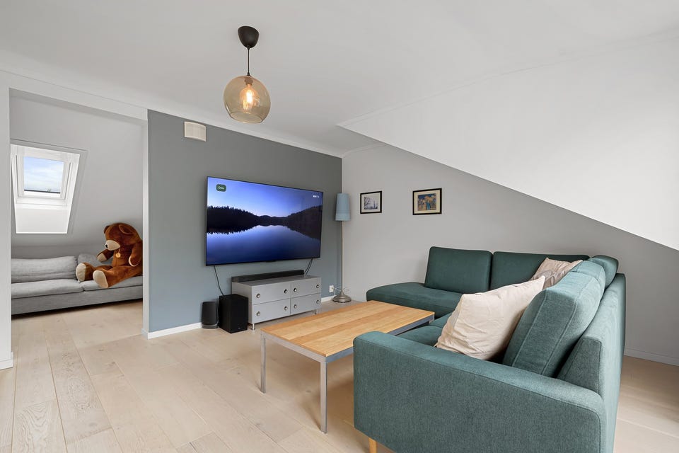 I stuen er det god plass til sofagruppe med salongbord og mediemøblement med tv.