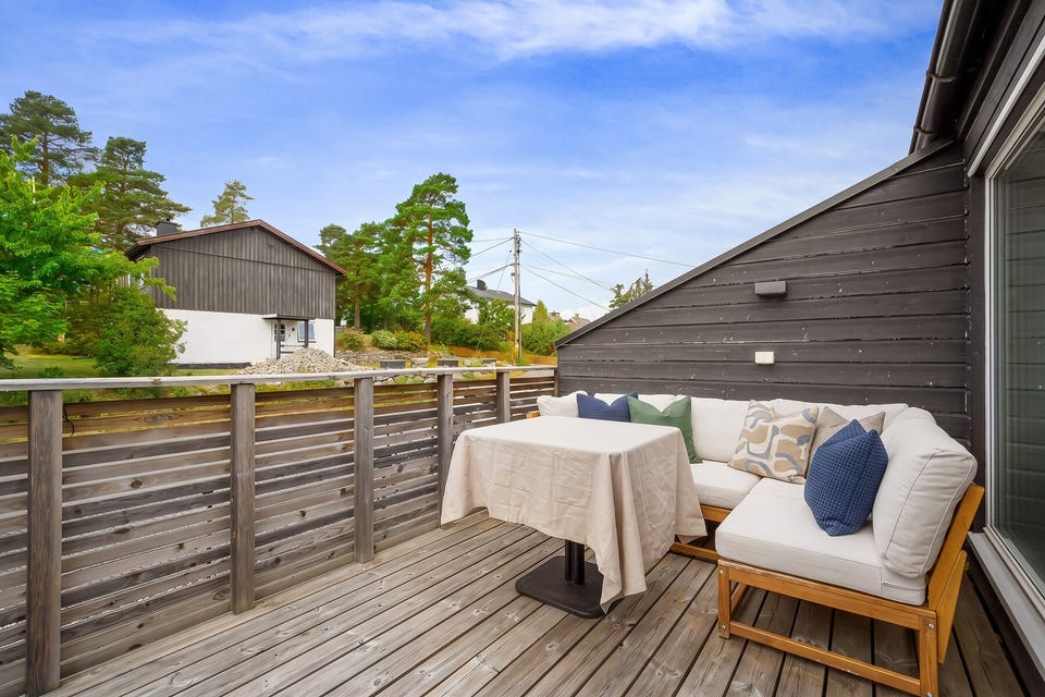 Balkongen har terrassebord på gulv, rekkverk av treverk og god plass til sittegrupper etter eget ønske. Det er også montert utebelysning og utvendig stikkontakt.