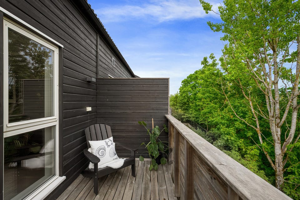 Balkongen har terrassebord på gulv, rekkverk av treverk og plass til sittegruppe etter eget ønske. Det er også montert utebelysning og utvendig stikkontakt.