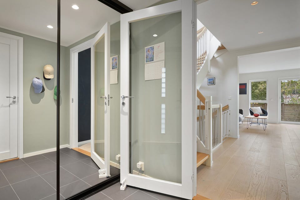 I entréen er det god oppbevaringsplass i stor plassbygget skyvedørsgarderobe med speildører.