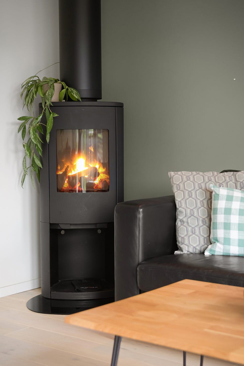 I hjørnet av stuen er det en moderne peisovn som både gir god varme og bidrar til ekstra hygge.