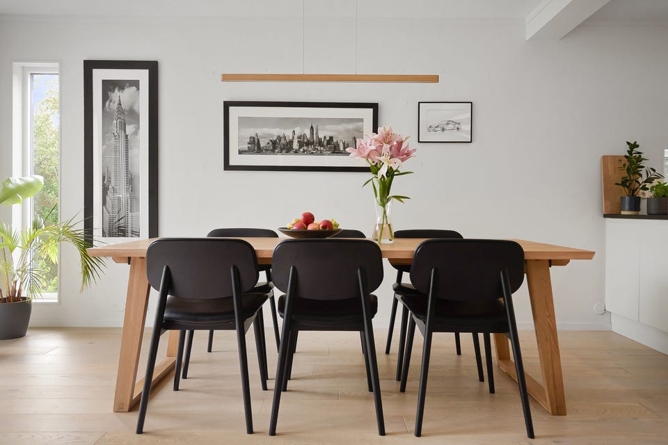 I stuen er det plass til både sofagruppe og et stort spisebord.