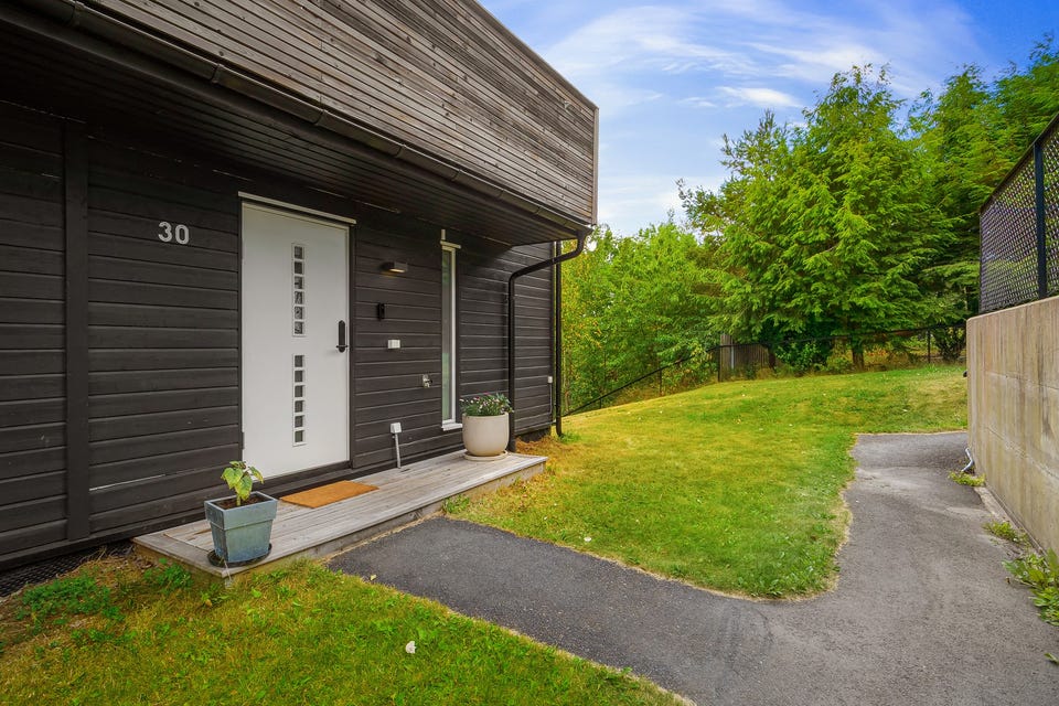 Boligen disponerer også en egen garasje på 23m² med elbil-lader og en parkeringsplass med elbil-lader.