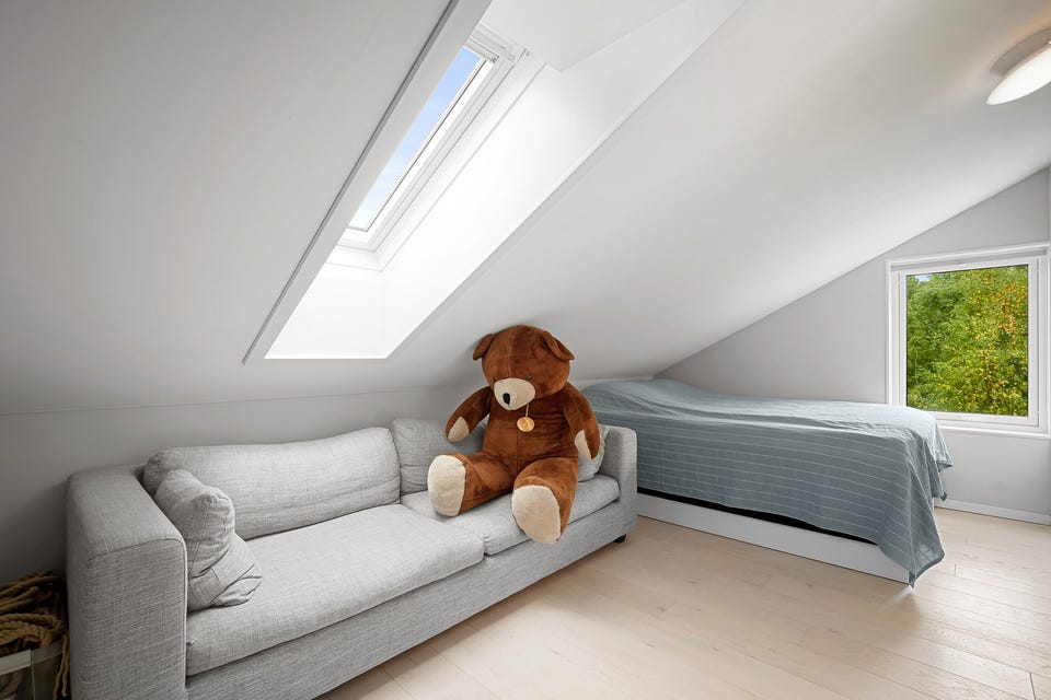 Soverommet i loftsetasjen er i dag innredet med både dobbeltseng og sofa.