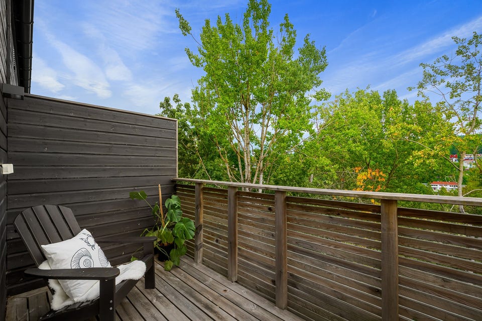 Fra stuen er det utgang til en hyggelig østvendt balkong på ca. 5m².