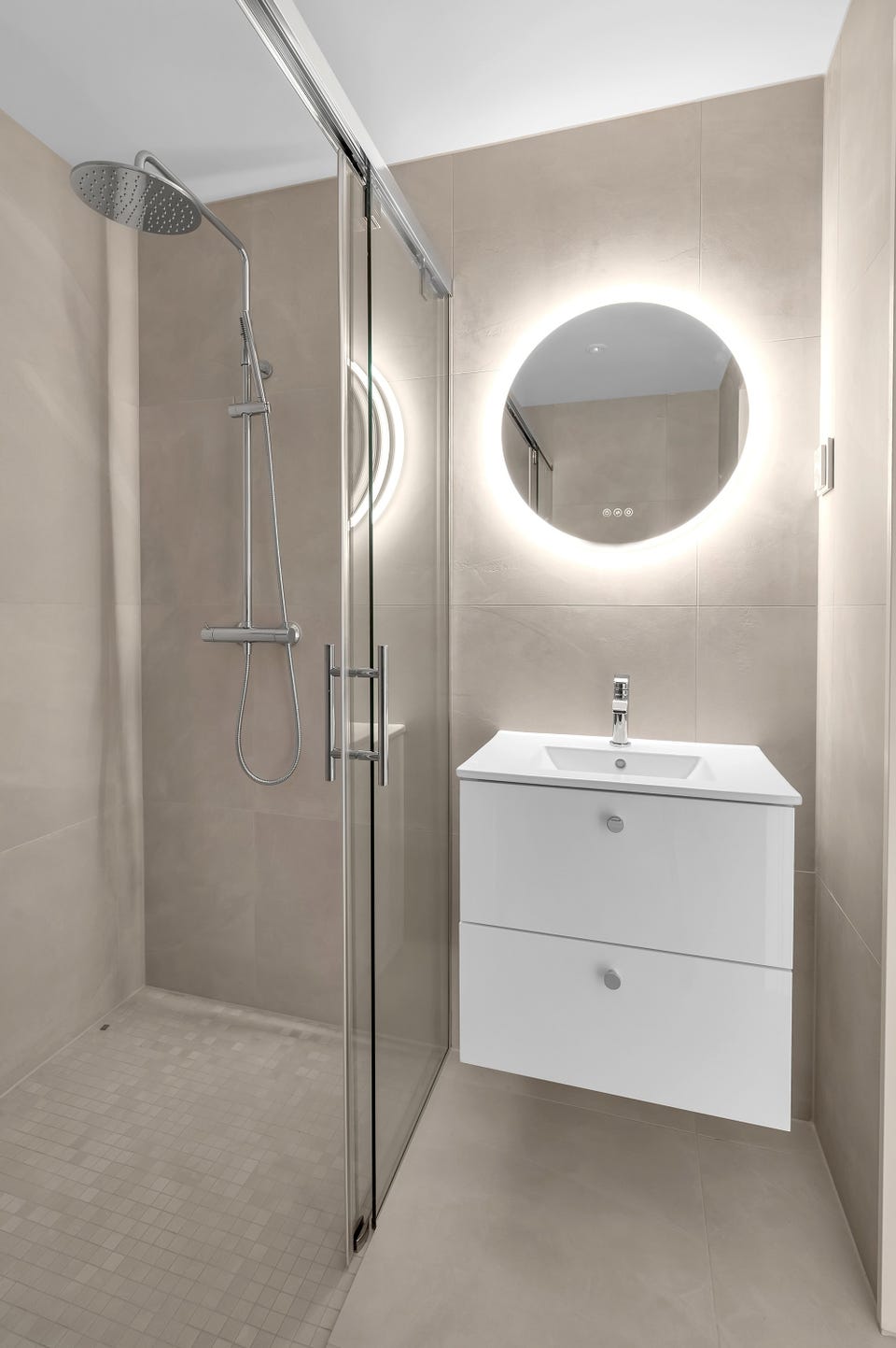 Attractive tiled en-suite bathroom off the main bedroom.