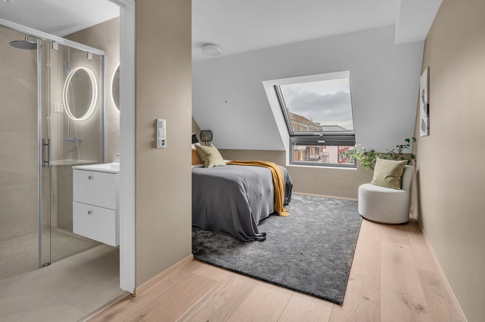 Main bedroom with en-suite bathroom.
