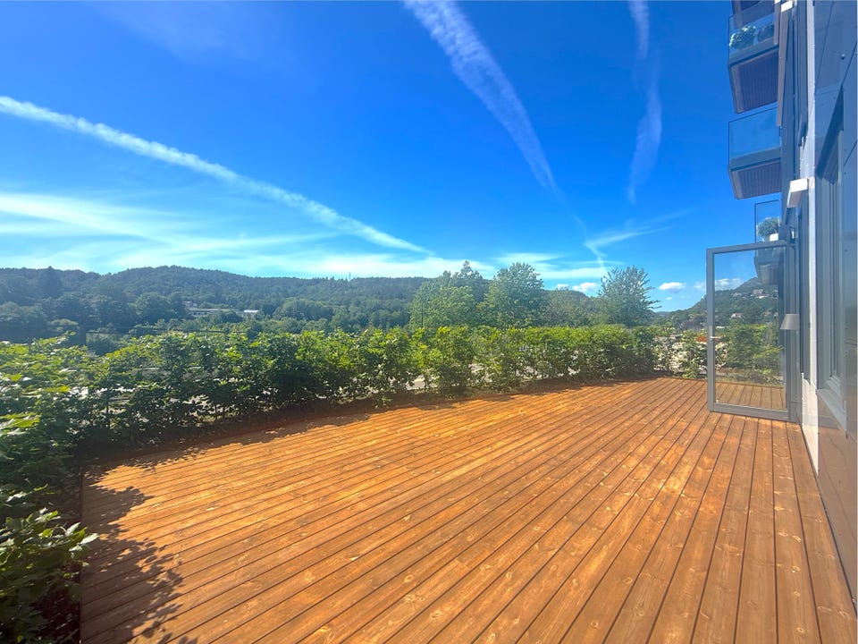 Terrasse med mye sol! Ønsker du visning, ta kontakt med megler!