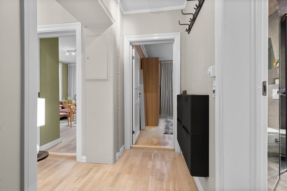 Leiligheten disponerer i tillegg en kjellerbod med gulvareal på ca. 6 m², som gir ekstra lagringsplass.