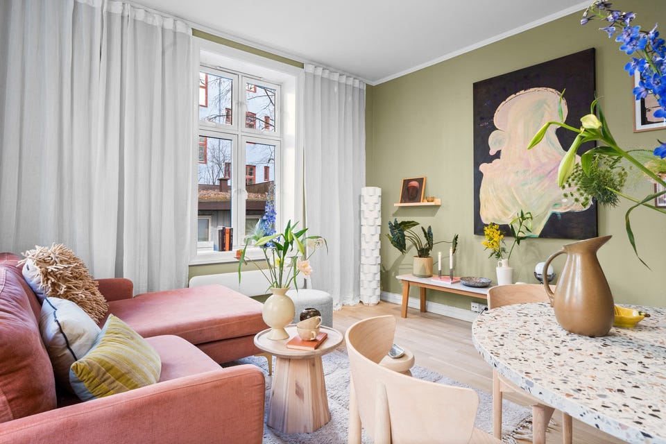 Store vindusflater slipper inn rikelig med naturlig lys, og skaper en god romfølelse.
