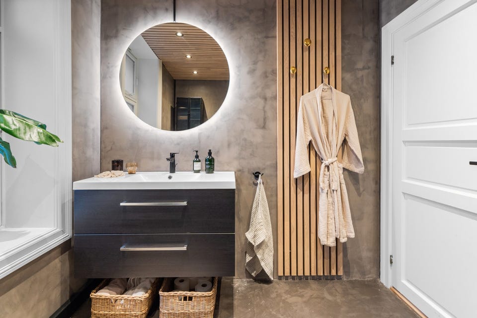 Badet har behagelig varme i gulvet og downlights i himlingen.