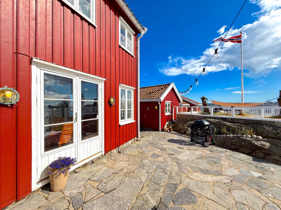 Hellelagt uteplass ved boligen med direkte utgang fra stuen