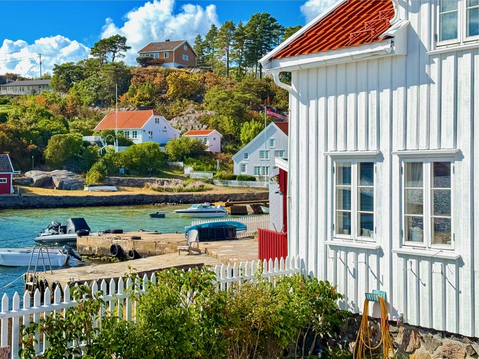 Eiendommen har en usjenert beliggenhet med utsikt mot sjøen og bebyggelsen på Revesand