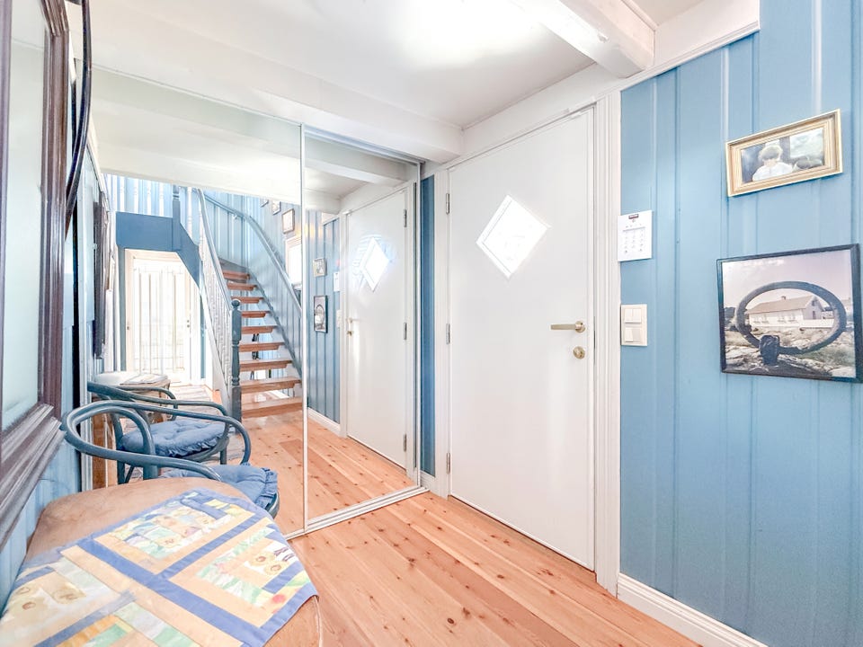 Praktisk entré med garderobeskap og plass til yttertøy