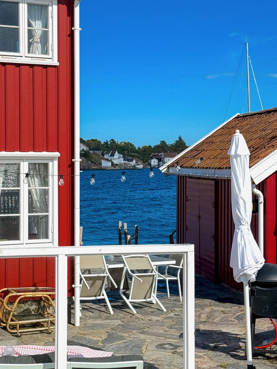 Uteplassen byr på utsikt mot sjøen og omkringliggende bebyggelse