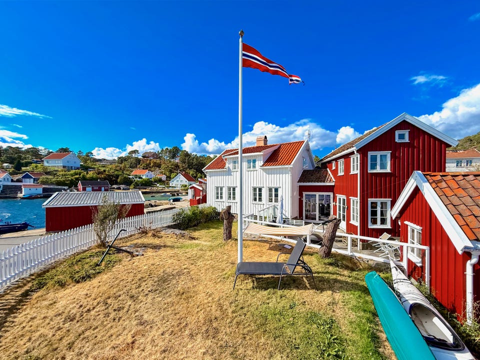 Sjarmerende sjøeiendom med flere uteplasser og en flott beliggenhet helt ved vannet